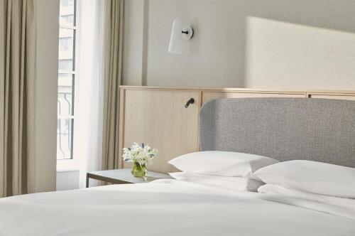 Habitación con cama extragrande y ducha adaptada - Adaptada para personas de movilidad reducida del hotel Hyatt Regency London Blackfriars