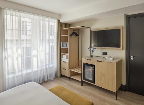 Habitación con cama extragrande y ducha adaptada - Adaptada para personas de movilidad reducida del hotel Hyatt Regency London Blackfriars. Foto 1