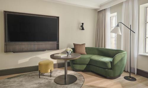 Habitación con cama extragrande y acceso al club del hotel Hyatt Regency London Blackfriars. Foto 5