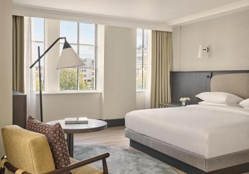 Suite Regency con vistas a la ciudad del hotel Hyatt Regency London Blackfriars. Foto 8