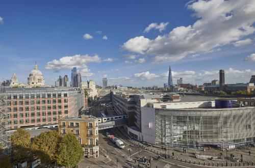 Suite Executive con vistas a la ciudad del hotel Hyatt Regency London Blackfriars. Foto 1
