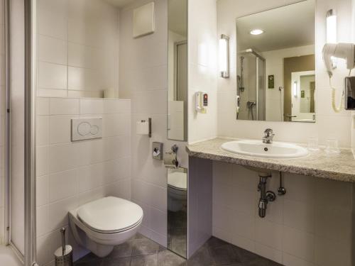 Habitación estándar con 1 cama king size del hotel Ibis Wörthersee. Foto 1
