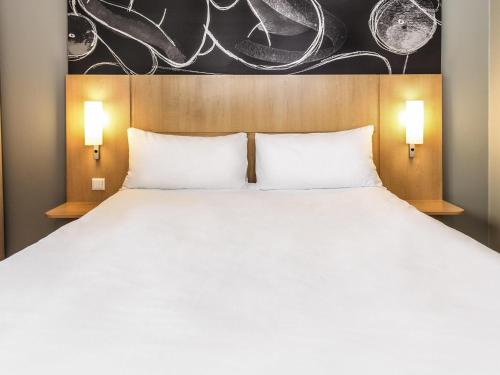 Habitación estándar con 1 cama king size del hotel Ibis Wörthersee. Foto 2