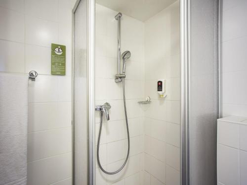 Habitación estándar con 1 cama king size del hotel Ibis Wörthersee. Foto 3