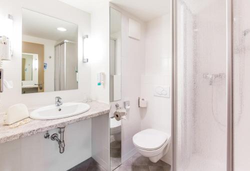 Habitación estándar con 1 cama king size del hotel Ibis Wörthersee. Foto 5