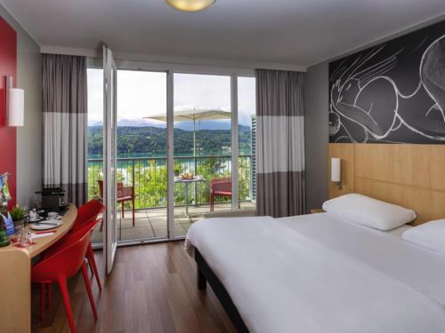 Habitación superior con la garantía de confort de sueño definitivo de Sweet Bed by ibis y vistas al lago del hotel Ibis Wörthersee. Foto 2