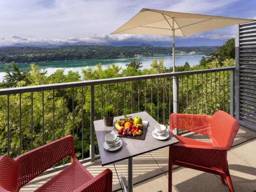 Habitación superior con la garantía de confort de sueño definitivo de Sweet Bed by ibis y vistas al lago del hotel Ibis Wörthersee. Foto 3