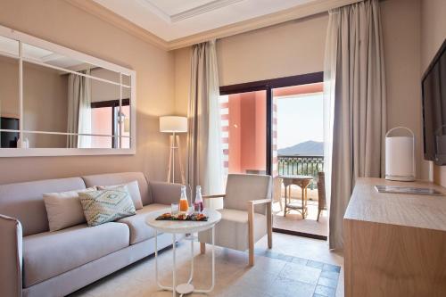 Junior suite Vista Jardín Balcón o Terraza del hotel Melia Villaitana. Foto 3