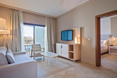 Junior suite Vista Jardín Balcón o Terraza del hotel Melia Villaitana. Foto 4