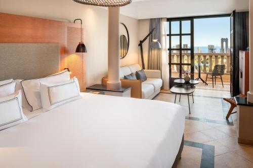 Habitación Premium The Level con vistas al perfil urbano del hotel Melia Villaitana
