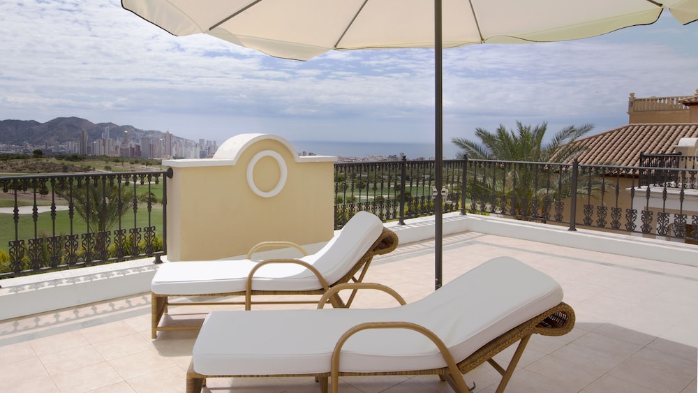 Gran Suite The Level con vistas al jardín del hotel The Level At Melia Villaitana