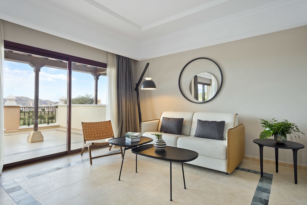 Gran Suite The Level con vistas al jardín del hotel The Level At Melia Villaitana. Foto 3
