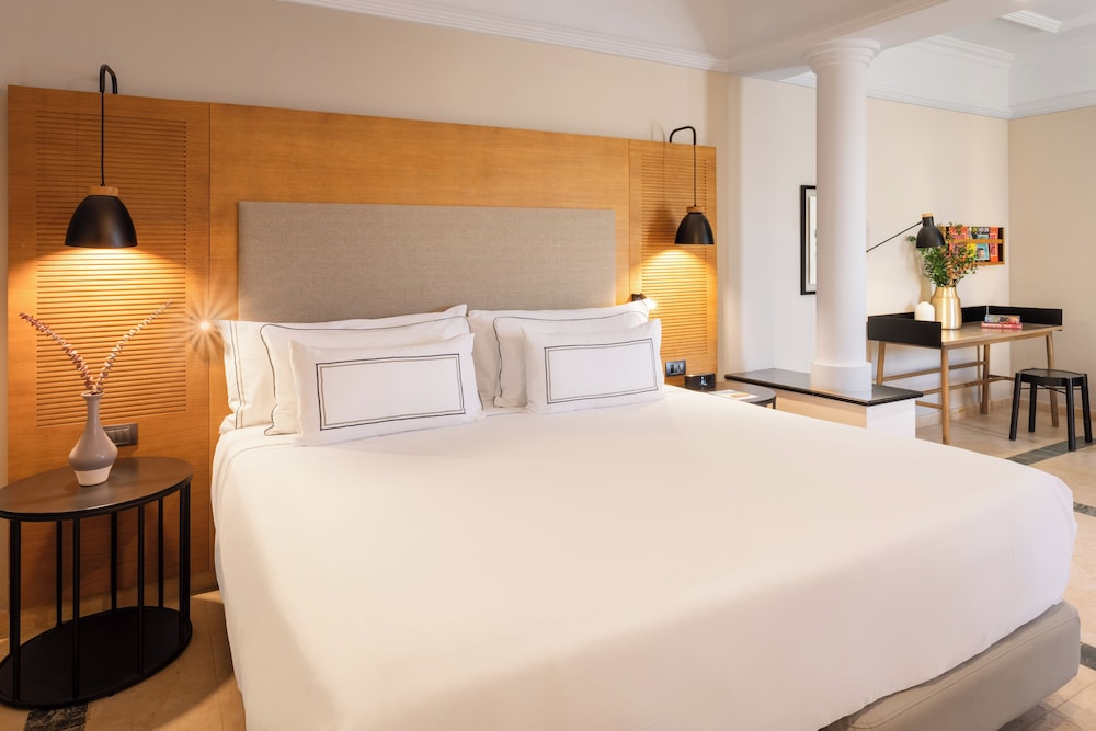 Suite Master The Level con vistas a la ciudad del hotel The Level At Melia Villaitana. Foto 4
