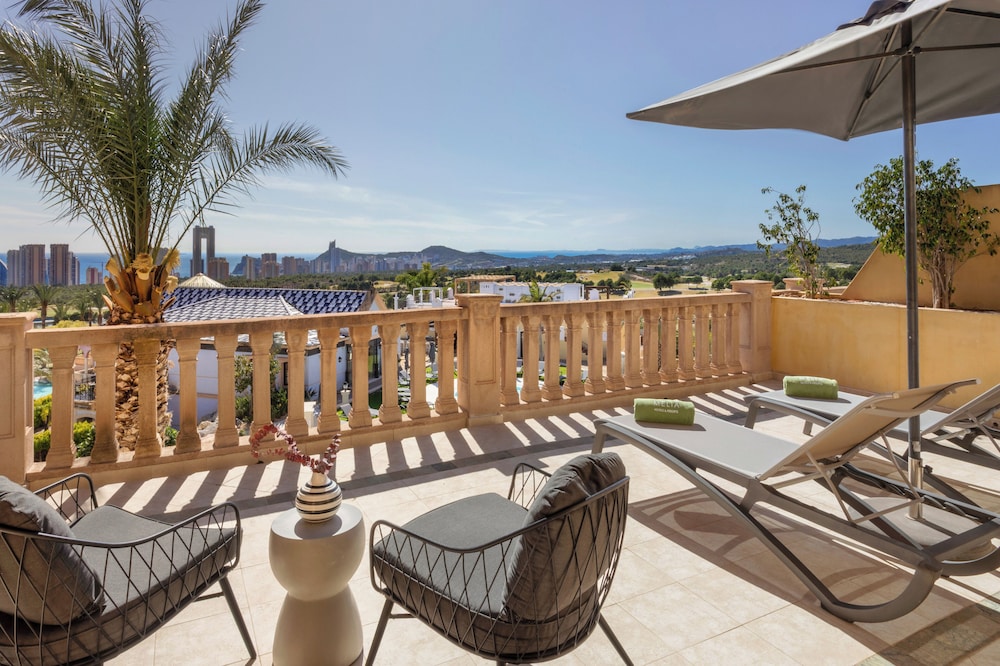 Suite Master The Level con vistas a la ciudad del hotel The Level At Melia Villaitana. Foto 5