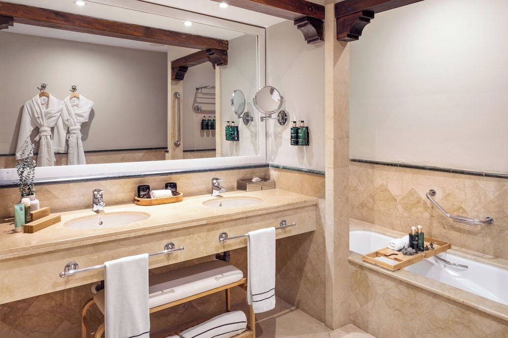 Suite Master The Level con vistas a la ciudad del hotel The Level At Melia Villaitana. Foto 6