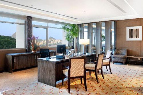 Suite Club con vistas frontales al océano - Planta Club - Cama extragrande del hotel Sheraton Grand Rio and Resort. Foto 6