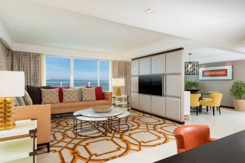 Suite Vicepresidencial con cama extragrande, balcón y acceso al salón Club del hotel Sheraton Grand Rio and Resort