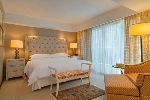 Suite Vicepresidencial con cama extragrande, balcón y acceso al salón Club del hotel Sheraton Grand Rio and Resort. Foto 2