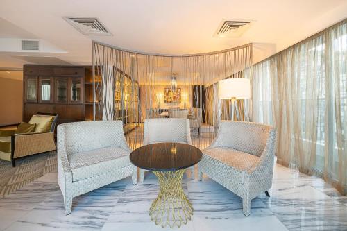 Suite Presidencial con cama extragrande y acceso al salón Club - Frente al mar del hotel Sheraton Grand Rio and Resort. Foto 1