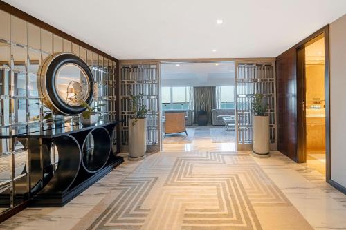 Suite Presidencial con cama extragrande y acceso al salón Club - Frente al mar del hotel Sheraton Grand Rio and Resort. Foto 4