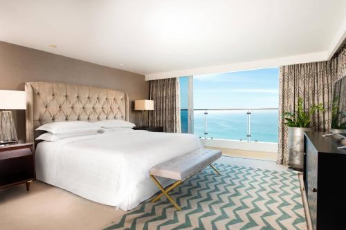 Suite Presidencial con cama extragrande y acceso al salón Club - Frente al mar del hotel Sheraton Grand Rio and Resort. Foto 5