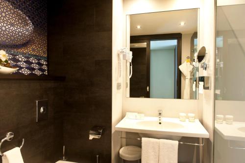 Habitación Deluxe del hotel Barcelo Casablanca. Foto 1