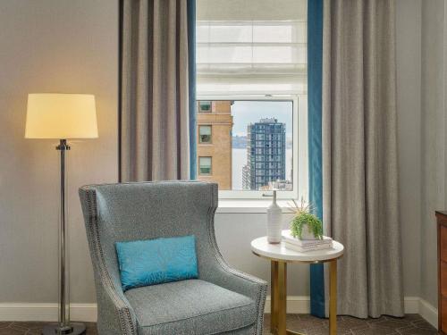 Habitación Doble Deluxe en esquina con cama grande del hotel Fairmont Olympic. Foto 3