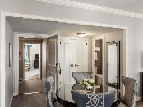 Suite Grand de 1 dormitorio con cama extragrande del hotel Fairmont Olympic. Foto 2