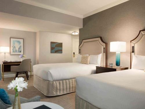 Habitación Doble Deluxe con 2 camas dobles y bañera - Adaptada para personas con discapacidad auditiva del hotel Fairmont Olympic. Foto 4