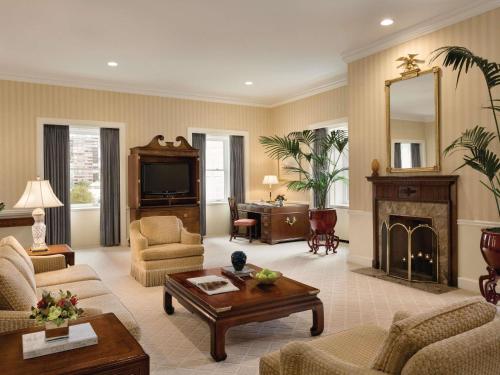 Suite Presidencial Cascade con 1 cama extragrande y 2 baños del hotel Fairmont Olympic