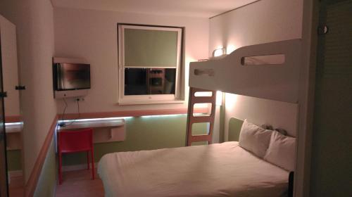 Habitación Estandar del hotel Ibis Budget Hamburg Altona. Foto 5