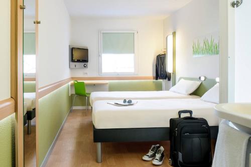 TWIN - Habitación con dos camas individuales para hasta 2 personas del hotel Ibis Budget Hamburg Altona. Foto 5