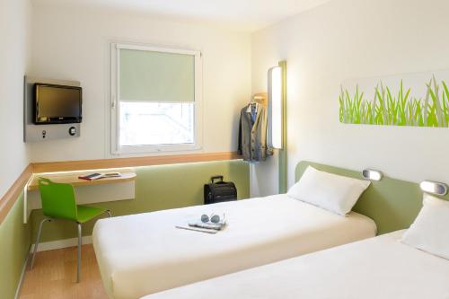 TWIN - Habitación con dos camas individuales para hasta 2 personas del hotel Ibis Budget Hamburg Altona. Foto 8