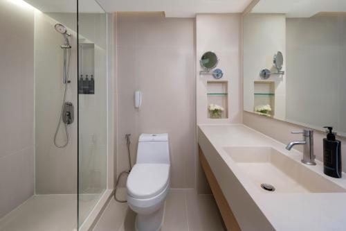 Deluxe Room with 1 King Bed - 20% off on Food & Beverages del hotel Grand Mercure Bangkok Atrium