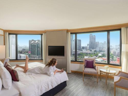 Corner Room with 1 King Bed - 20% off on Food & Beverages del hotel Grand Mercure Bangkok Atrium