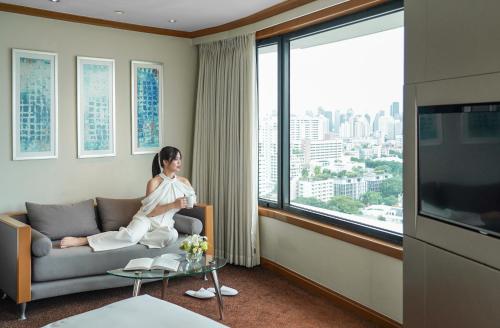 Grand Executive Suite with 1 King Bed, Executive Lounge Access - 20% off on Food & Beverages del hotel Grand Mercure Bangkok Atrium. Foto 1