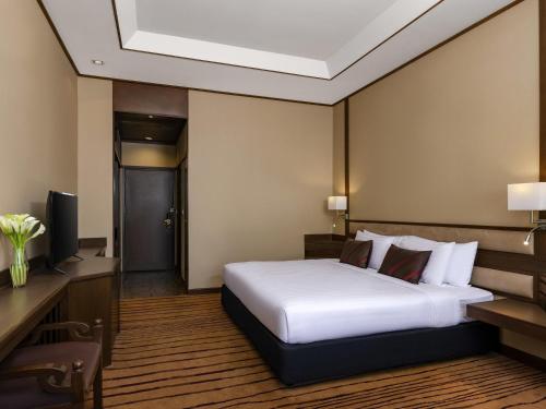 Executive Room with 1 King Bed, Executive Lounge Access - 20% off on Food & Beverages del hotel Grand Mercure Bangkok Atrium. Foto 1