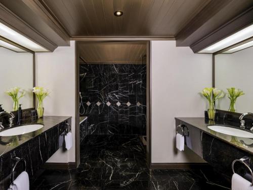 Executive Suite with 1 King Bed, Executive Lounge Access - 20% off on Food & Beverages del hotel Grand Mercure Bangkok Atrium. Foto 2