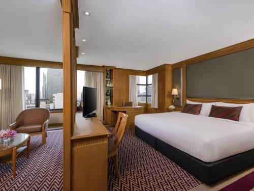 Corner Suite with 1 King Bed, Executive Lounge Access - 20% off on Food & Beverages del hotel Grand Mercure Bangkok Atrium. Foto 1