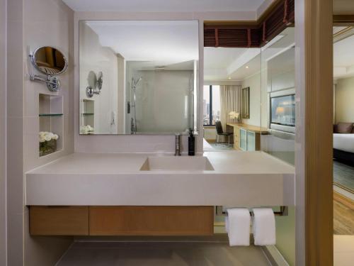 Deluxe Room with 1 King Bed - 15% discount on Food and Soft Beverage del hotel Grand Mercure Bangkok Atrium. Foto 5