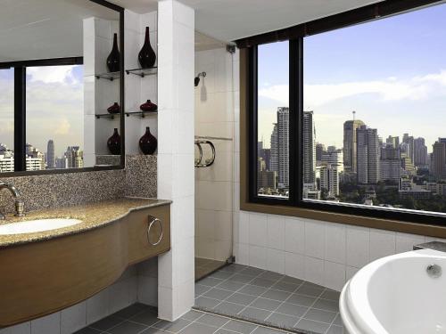 Corner Room with 1 King Bed - 15% discount on Food and Soft Beverage del hotel Grand Mercure Bangkok Atrium. Foto 5