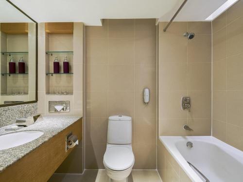 Superior Room with 1 King Bed - 15% discount on Food and Soft Beverage del hotel Grand Mercure Bangkok Atrium. Foto 3