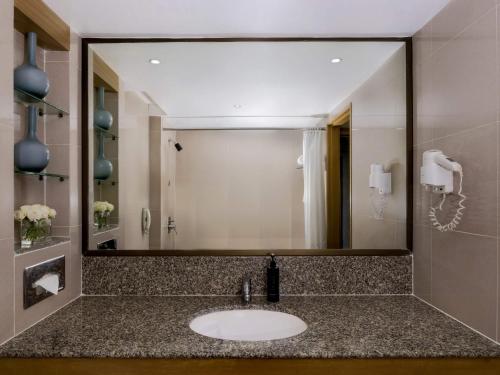 Superior Room with 1 King Bed - 15% discount on Food and Soft Beverage del hotel Grand Mercure Bangkok Atrium. Foto 4