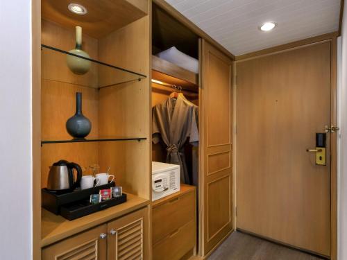 Corner Room with 1 King Bed - 20% off on Food & Beverages del hotel Grand Mercure Bangkok Atrium. Foto 3