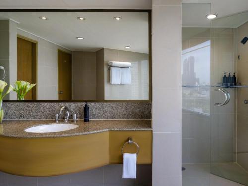 Corner Room with 1 King Bed - 20% off on Food & Beverages del hotel Grand Mercure Bangkok Atrium. Foto 5