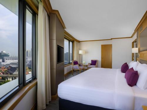 Corner Room with 1 King Bed - 20% off on Food & Beverages del hotel Grand Mercure Bangkok Atrium. Foto 6