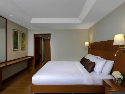 Skyline Room with 1 Kingsize bed, High Floor - 20% off on Food & Beverages del hotel Grand Mercure Bangkok Atrium. Foto 1