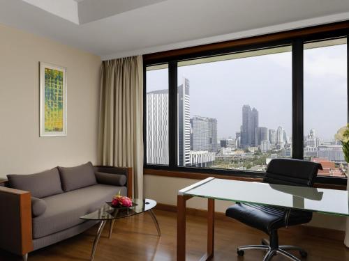 Skyline Room with 1 Kingsize bed, High Floor - 20% off on Food & Beverages del hotel Grand Mercure Bangkok Atrium. Foto 3