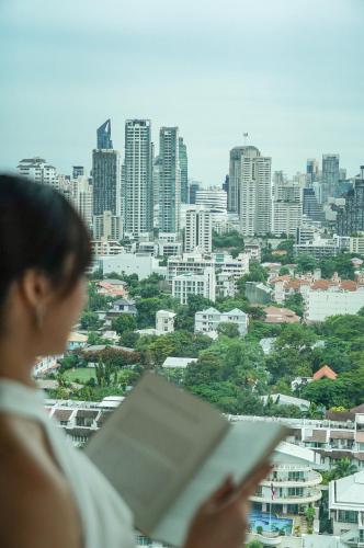 Grand Executive Suite with 1 King Bed, Executive Lounge Access - 20% off on Food & Beverages del hotel Grand Mercure Bangkok Atrium. Foto 2
