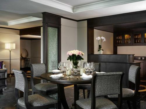 Grand Executive Suite with 1 King Bed, Executive Lounge Access - 20% off on Food & Beverages del hotel Grand Mercure Bangkok Atrium. Foto 4